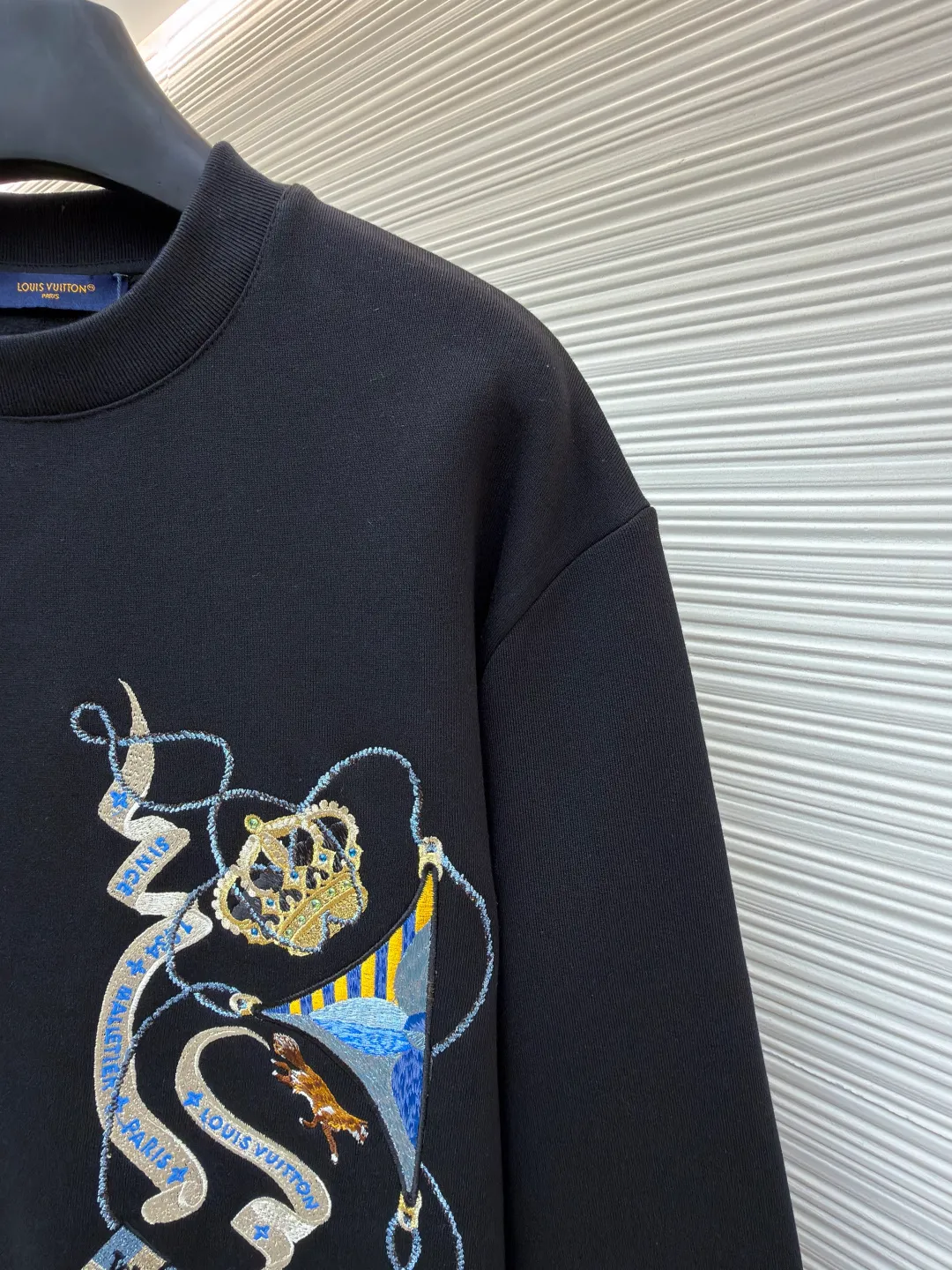 LOUIS VUITTON crown long-sleeved sweatshirt ●Item number: 1681307-A70 ●Material: 100% cotton fabric ●Technology: Thick needle embroidery production ●Color: black ●Version: Fitted version ●Weight: about 550 grams ●Size: XS-S-M-L ●Description: Made of customized YB native cotton fabric, the texture is soft and breathable, comfortable and stylish to wear. The oversized loose fit is combined with the round neck pullover sweatshirt cut to create a classic casual style. The fabric has been specially treated to maintain the skin-friendly properties of cotton and improve the overall crispness. Thick line embroidery is used on the front and back to present the brand logo. The unique knitting technique creates a realistic hand-knitted visual effect. Every embroidery detail is strictly controlled to ensure that the stitches are even and fine, and the pattern is clear and delicate. The overall wiring is straight and delicate, the fabric is comfortable and soft, and the color is consistent without color difference. It can be matched with the same style to create a fashionable look and control various occasions. Customized accessories, complete with three standards, same style for men and women!